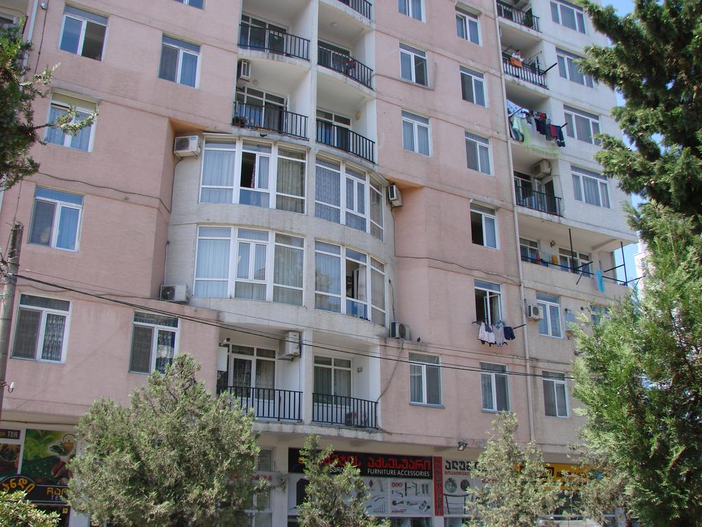 Gigi Apartments 巴统 外观 照片