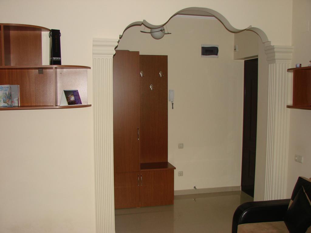 Gigi Apartments 巴统 外观 照片