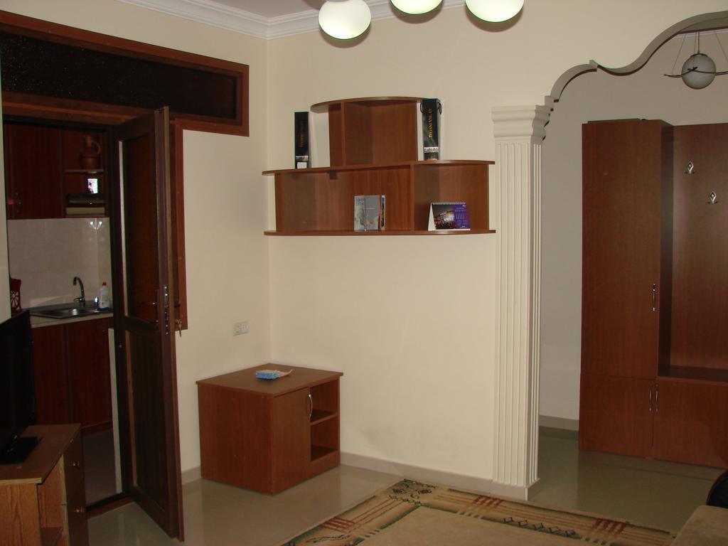 Gigi Apartments 巴统 外观 照片