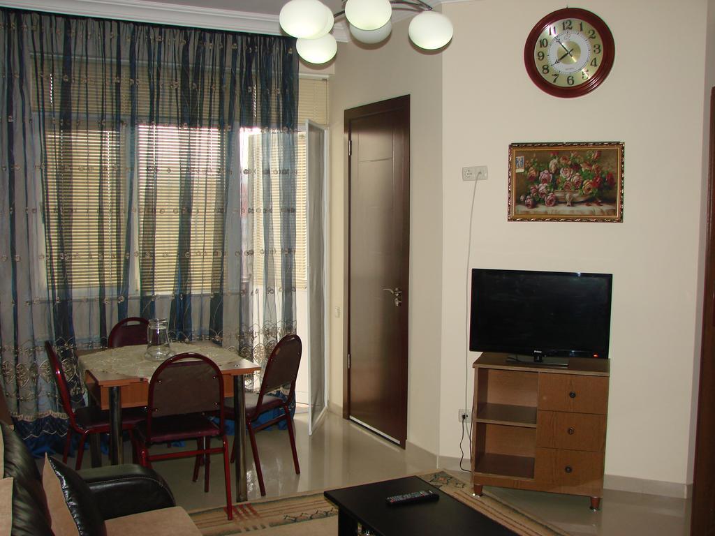 Gigi Apartments 巴统 外观 照片