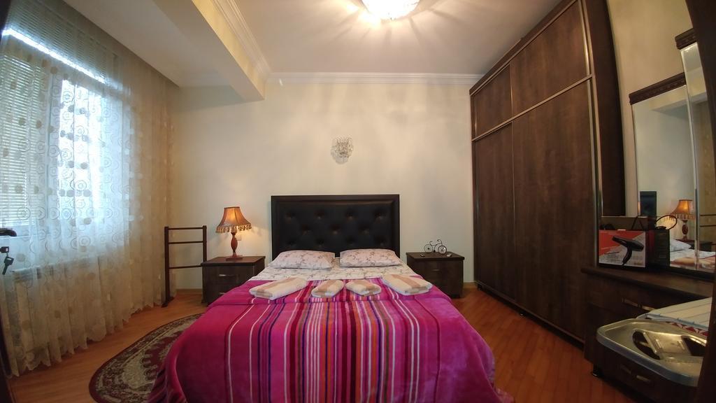 Gigi Apartments 巴统 外观 照片