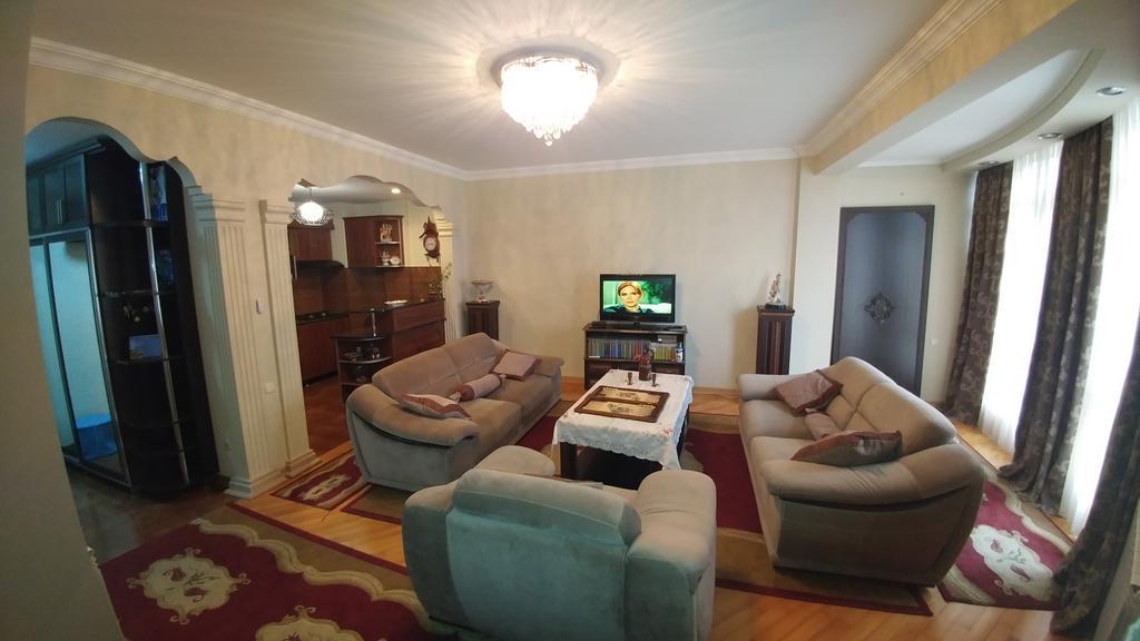 Gigi Apartments 巴统 外观 照片