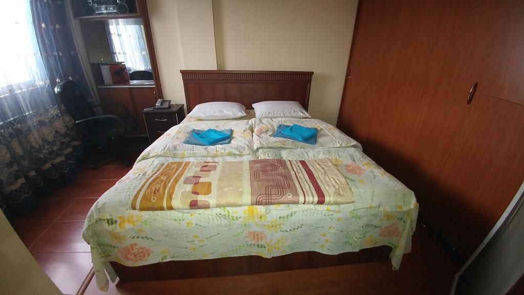 Gigi Apartments 巴统 外观 照片